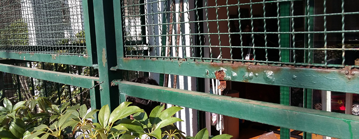 Corrosion interna en cerramiento de balcon